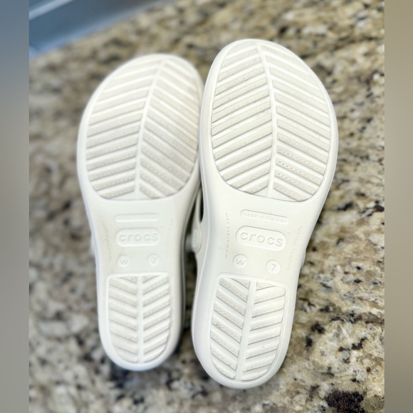 CROCS White Women's Thong Sandals with Decorative Shell Accent - Picture 3 of 6